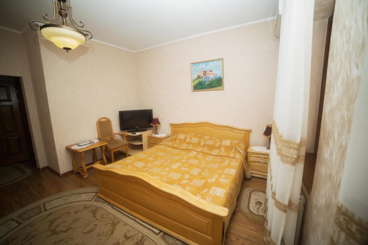 Готель «Вишневий Сад» Mukacheve Bagian luar foto