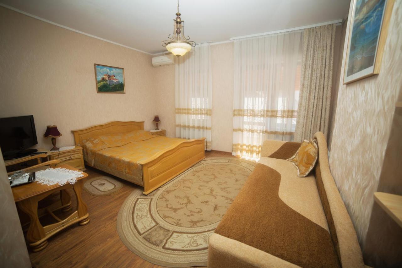 Готель «Вишневий Сад» Mukacheve Bagian luar foto