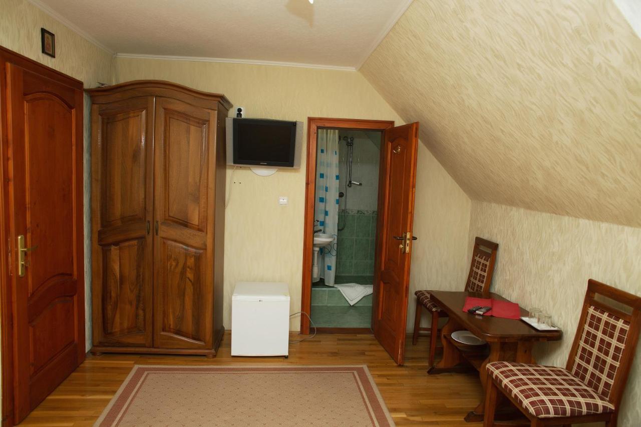 Готель «Вишневий Сад» Mukacheve Bagian luar foto