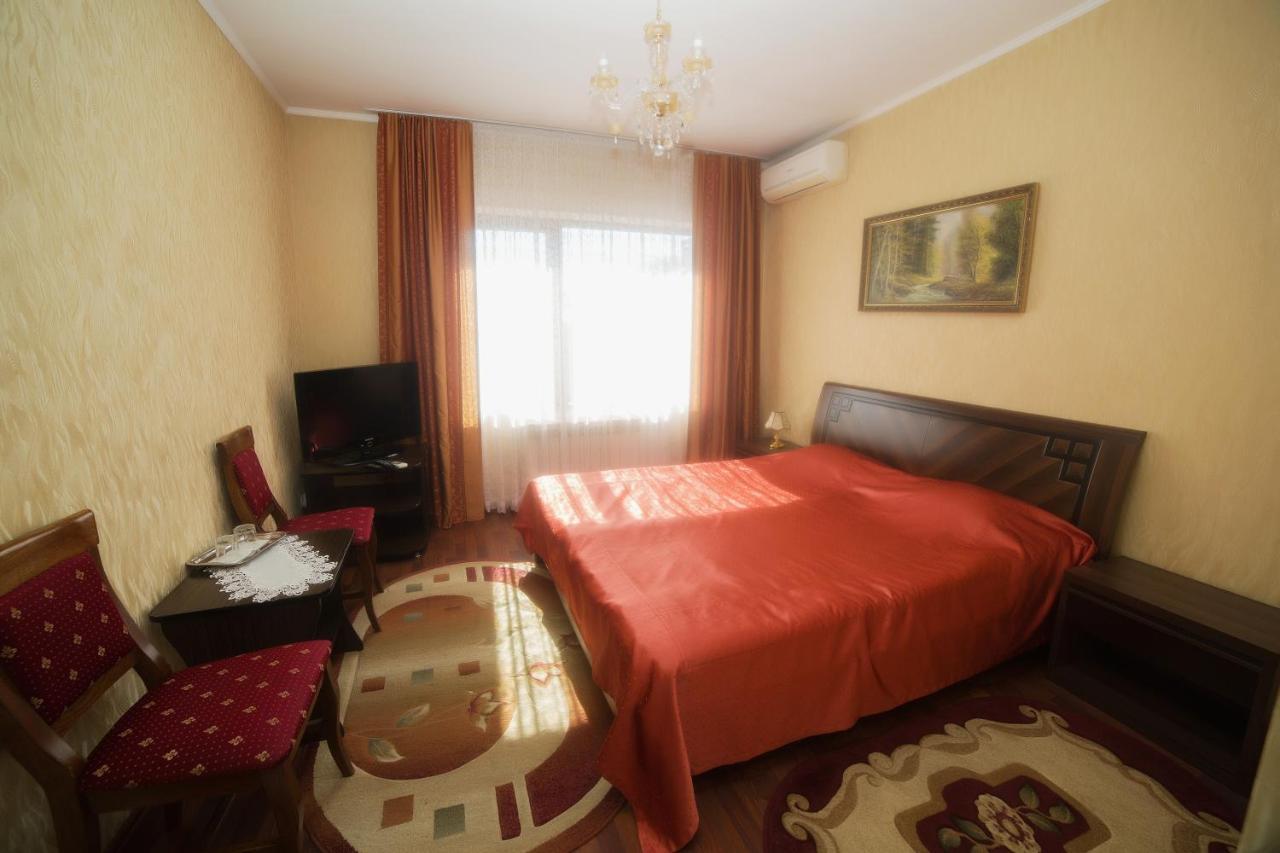 Готель «Вишневий Сад» Mukacheve Bagian luar foto