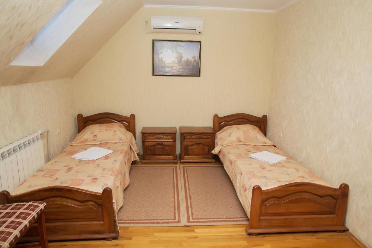 Готель «Вишневий Сад» Mukacheve Bagian luar foto