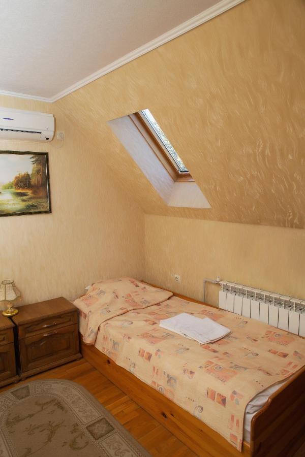 Готель «Вишневий Сад» Mukacheve Bagian luar foto